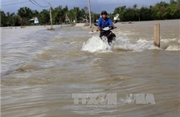 Người dân cẩn thận khi qua đoạn đường nước lũ chảy xiết 